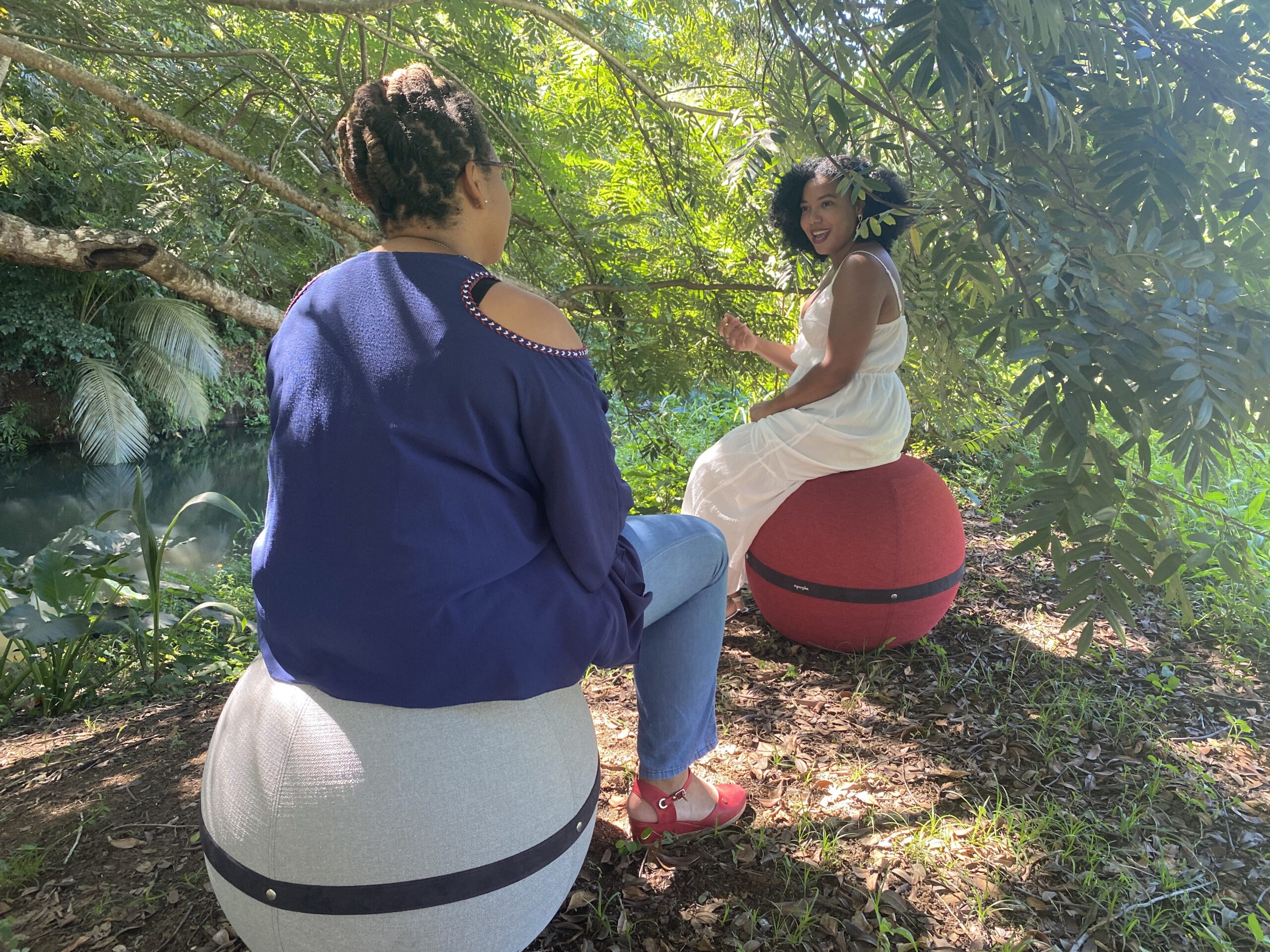 Discussion au bord de l'eau